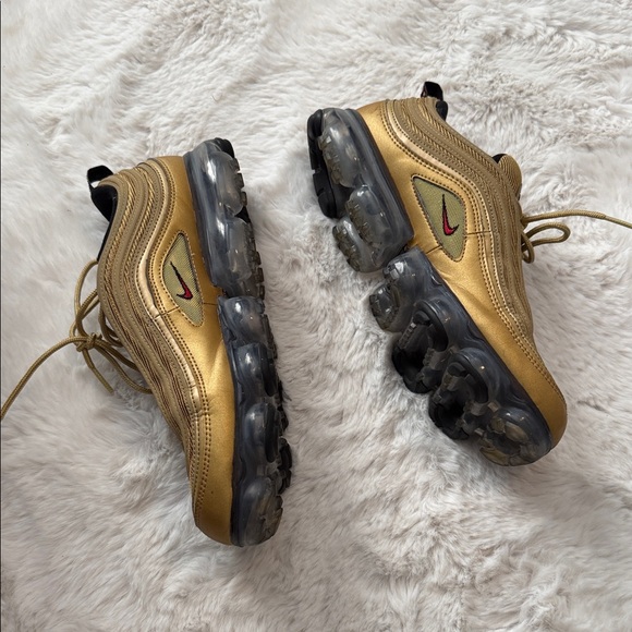 Men's Nike vapormax Gold Sneakers - Picture 2 of 6